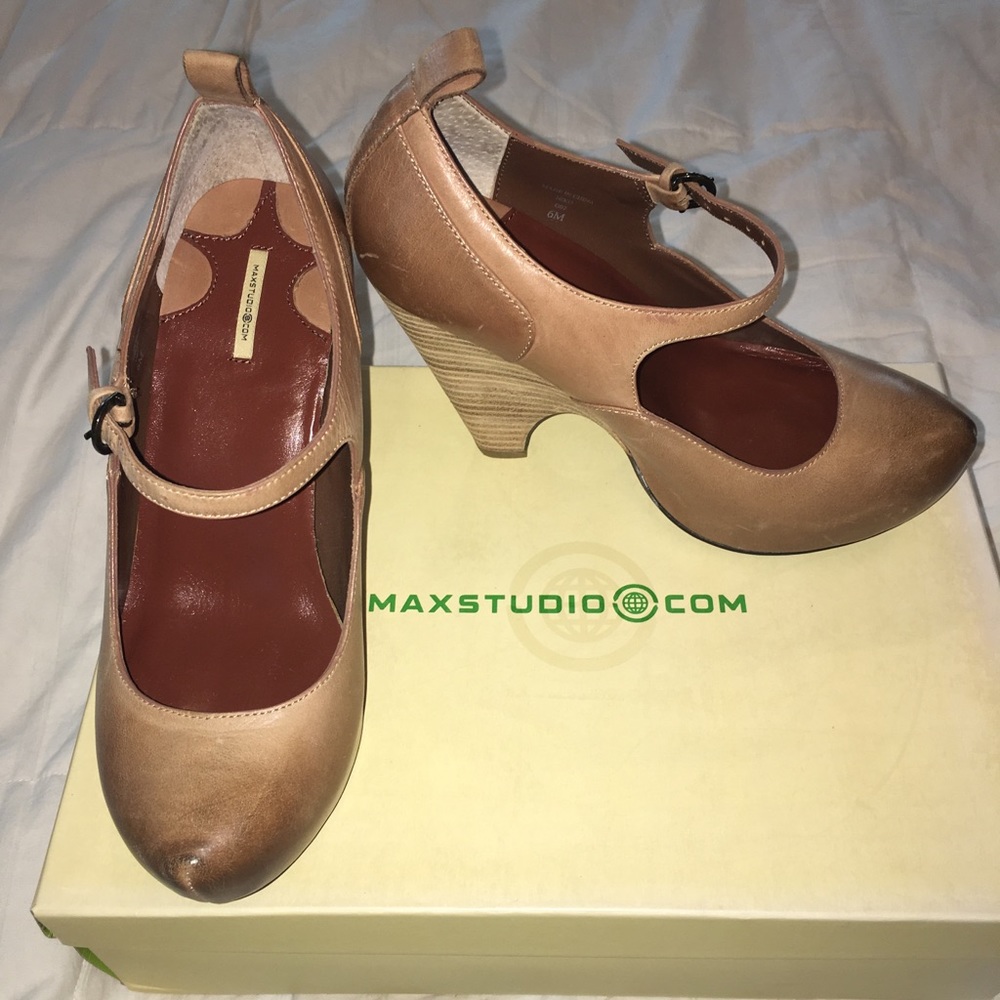 Max Studio platform heel, size 6 authentic